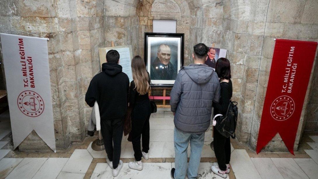 Anıtkabir'de Ziyarete Açılan Tarihî Atatürk Portresinin Orijinali, Yoğun İlgi Görüyor